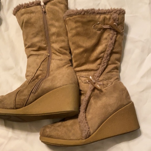 Women size: 7 1/2 Tan Sued Boot - Picture 3 of 9